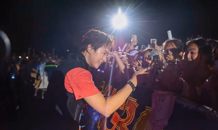 'Cỗ máy nhảy' CONGB lao xuống sân khấu concert Thanh xuân