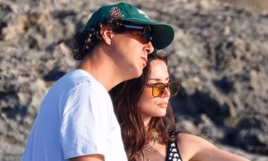 Bond girl Ana de Armas chia tay Tom Cruise
