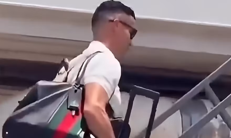 Hình ảnh Ronaldo xách vali về nước 