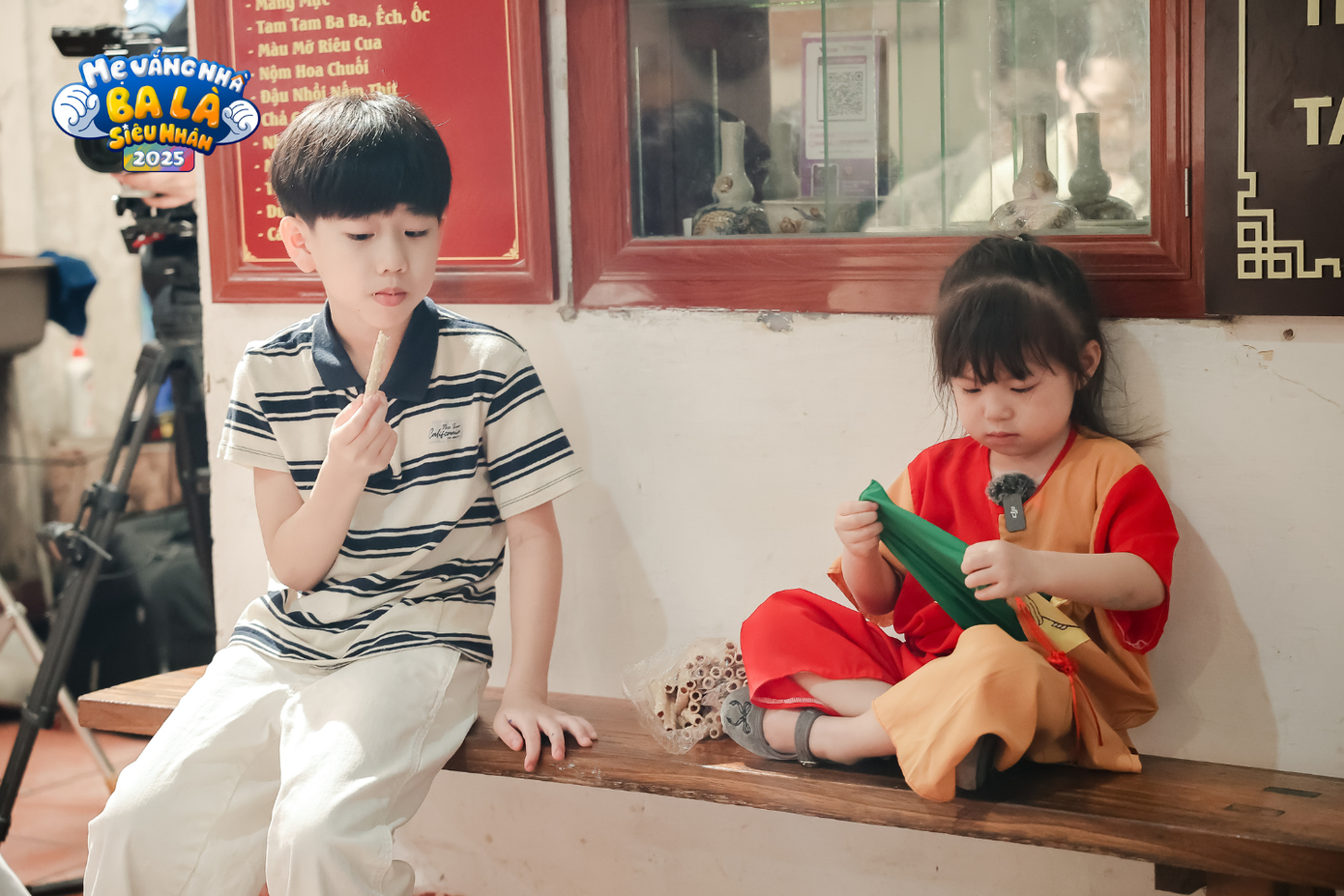 Đậu ra dáng anh cả, kiên nhẫn dỗ dành em Pam. Nguồn ảnh: BTC. bia-1500-x-1000-px-2.png