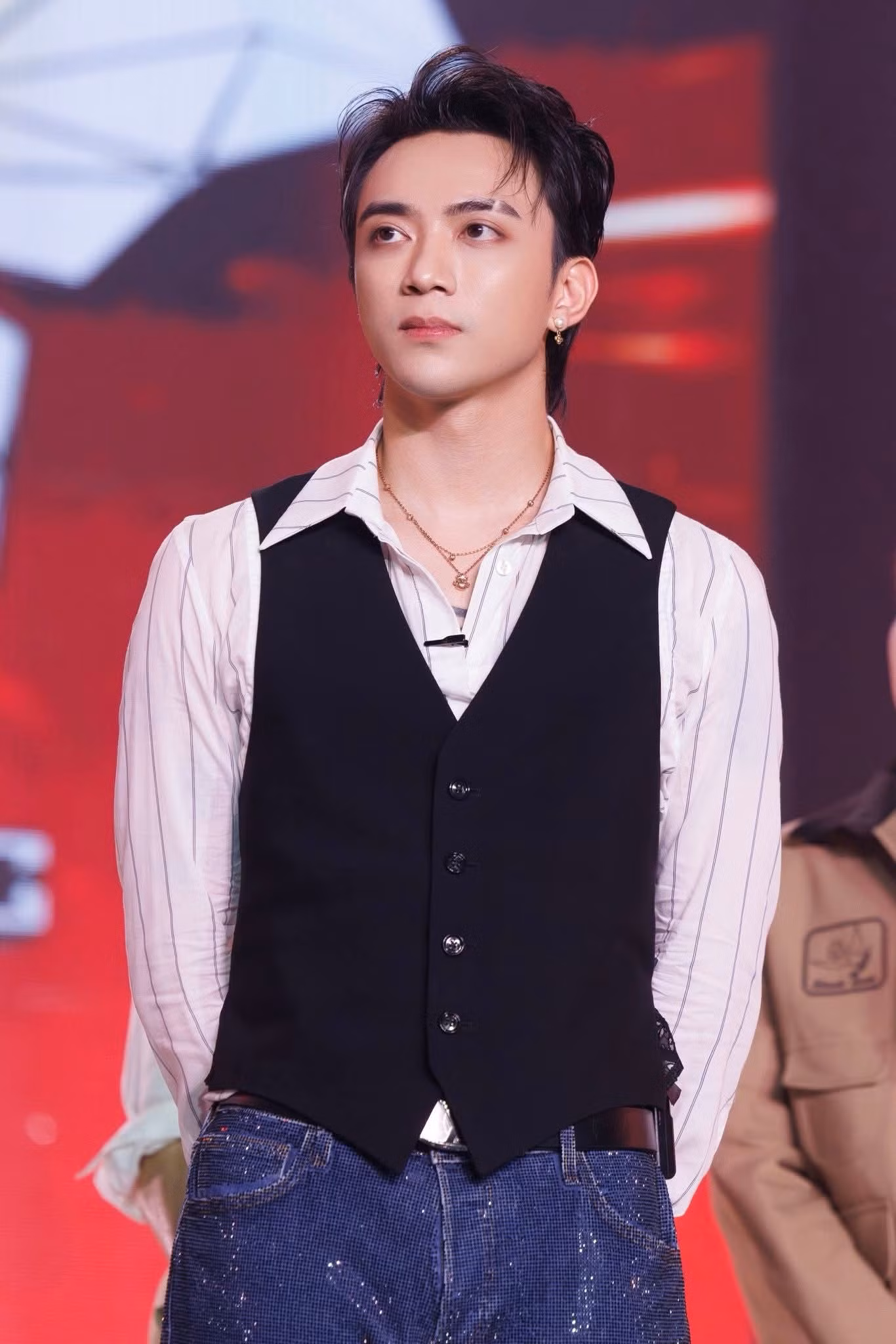 tan-binh-toan-nang-tap-4-thay-tro-soobin-bai-tran-truoc-nhom-nhac-nhat-ban-3-thi-sinh-nguy-hiem-fb-img-1-1761411694-431-width1366height2048.jpg