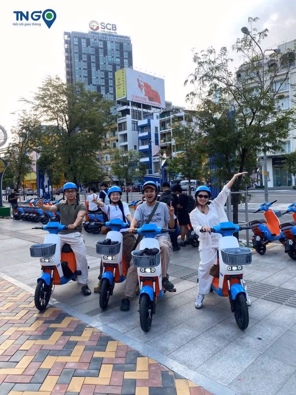 An toàn nhưng vẫn phải phong cách với chiếc nón bảo hiểm "tông xuyệt tông" đi kèm mỗi chiếc xe. Ảnh: TNGo