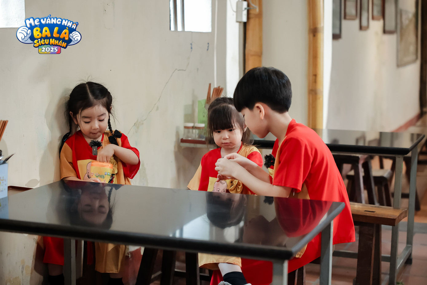 Bộ ba vui vẻ chơi đùa trong tập 15 Mẹ Vắng Nhà Ba Là Siêu Nhân. pam-bun-dau-7-1.jpg