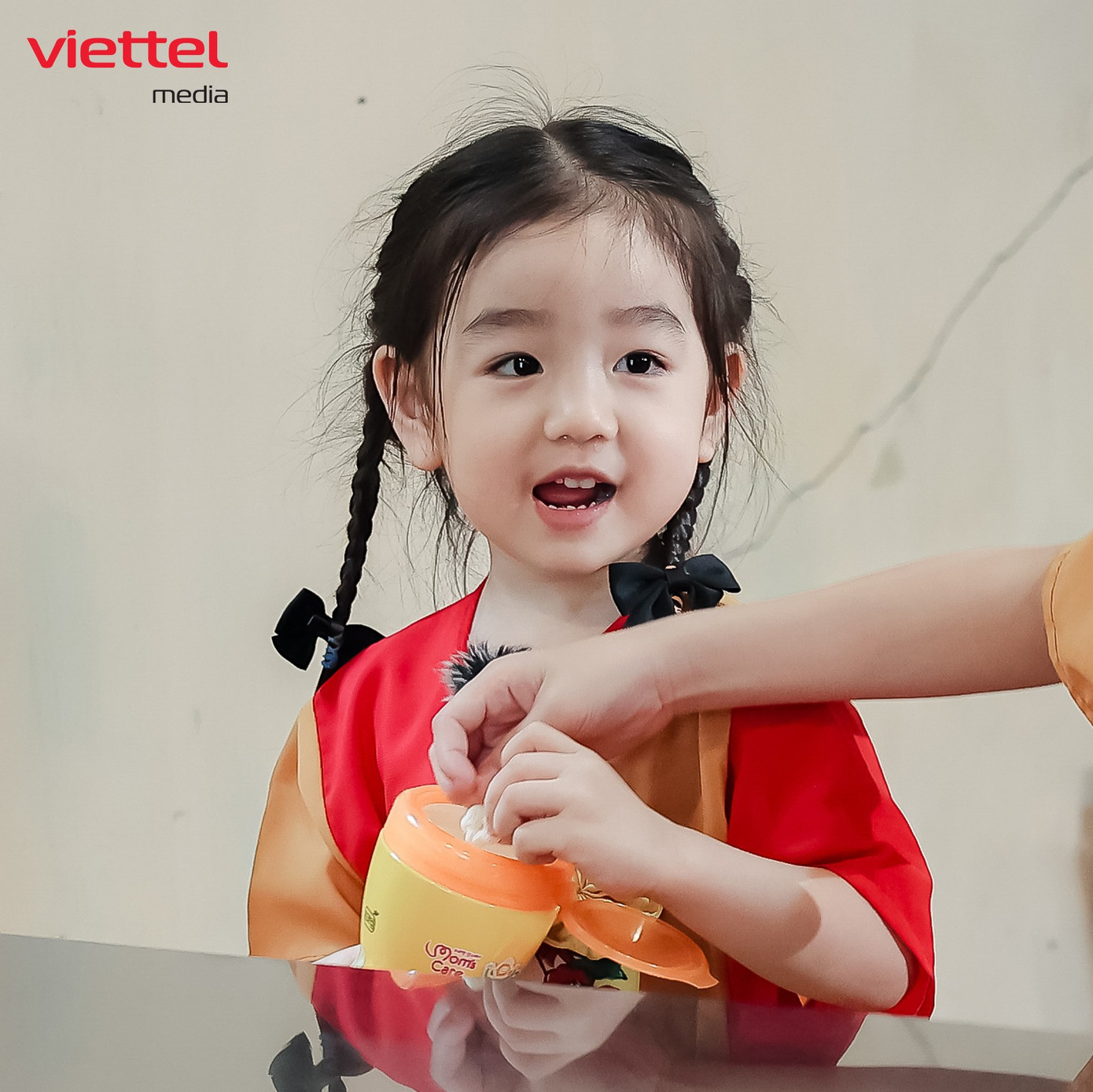 Bé Bún được khen ngợi bởi độ "ngoan - xinh - yêu". Nguồn ảnh: BTC. 518362570-797982652982122-7621554363834195186-n.jpg
