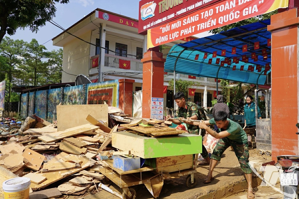 Trung Vuong barneskole (Thai Nguyen-provinsen) var i kaos etter flommen. Foto: VGP. 1210truong.jpg