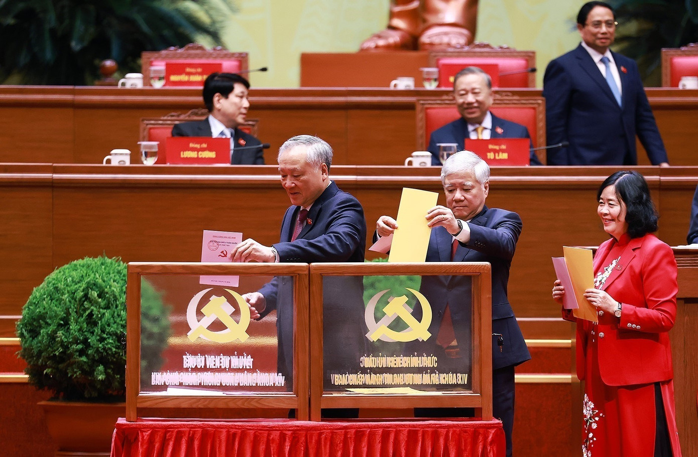 Các đại biểu bỏ phiếu bầu Ban Chấp hành Trung ương Đảng khóa XIV