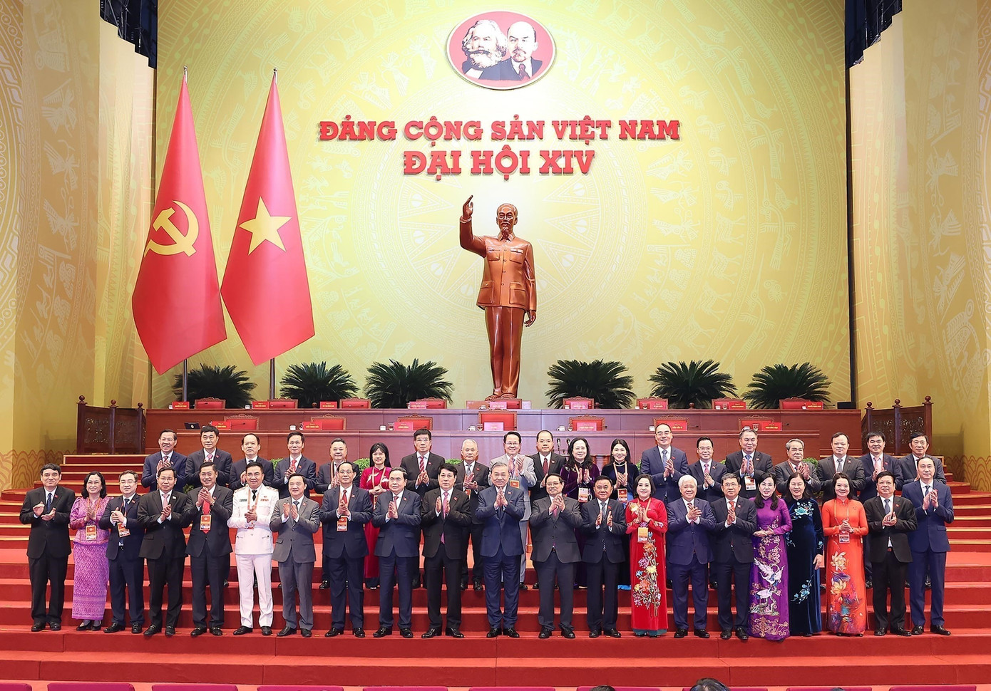 Lãnh đạo Đảng, Nhà nước chụp ảnh lưu niệm với Đoàn đại biểu Đảng bộ Quốc hội dự Đại hội XIV của Đảng