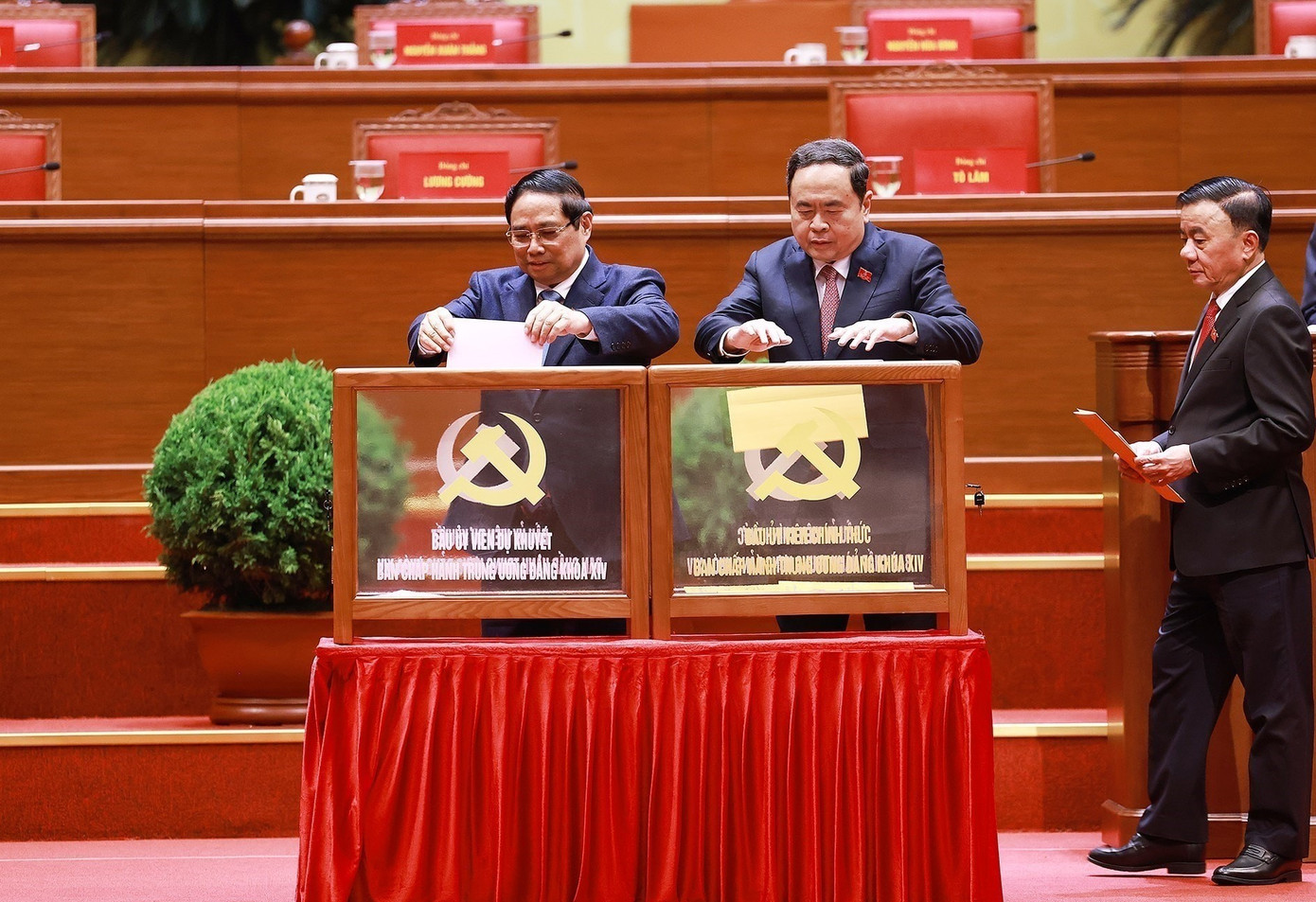 Các đồng chí lãnh đạo Đảng, Nhà nước bỏ phiếu bầu Ban Chấp hành Trung ương Đảng khóa XIV