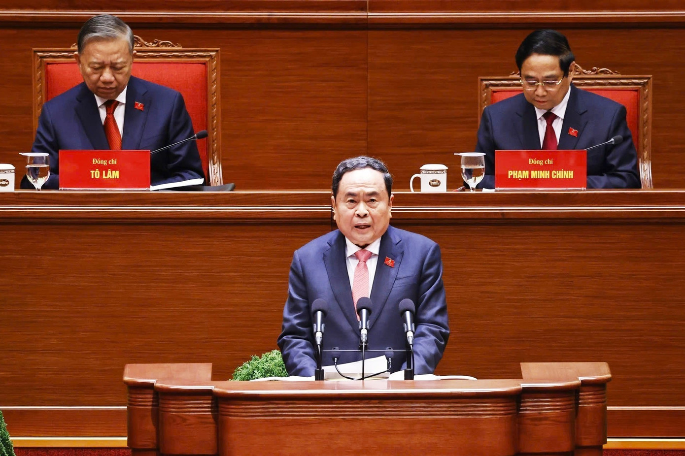 Đồng chí Trần Thanh Mẫn thay mặt Đoàn Chủ tịch báo cáo kết quả bầu Bộ Chính trị, Tổng Bí thư, Ban Bí thư, Ủy ban Kiểm tra Trung ương, Chủ nhiệm Ủy ban Kiểm tra Trung ương khóa XIV