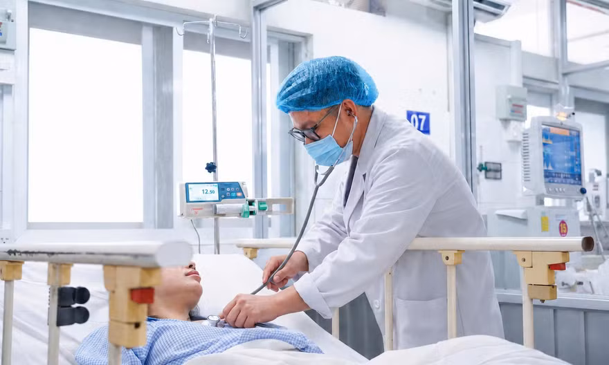 Vừa sinh con, cô gái trẻ hôn mê sâu vì sốt xuất huyết 