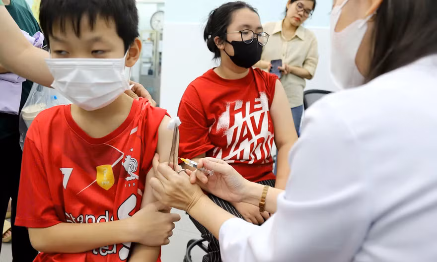 4 học sinh TPHCM mắc não mô cầu, phụ huynh cuống cuồng kiểm tra sổ tiêm chủng