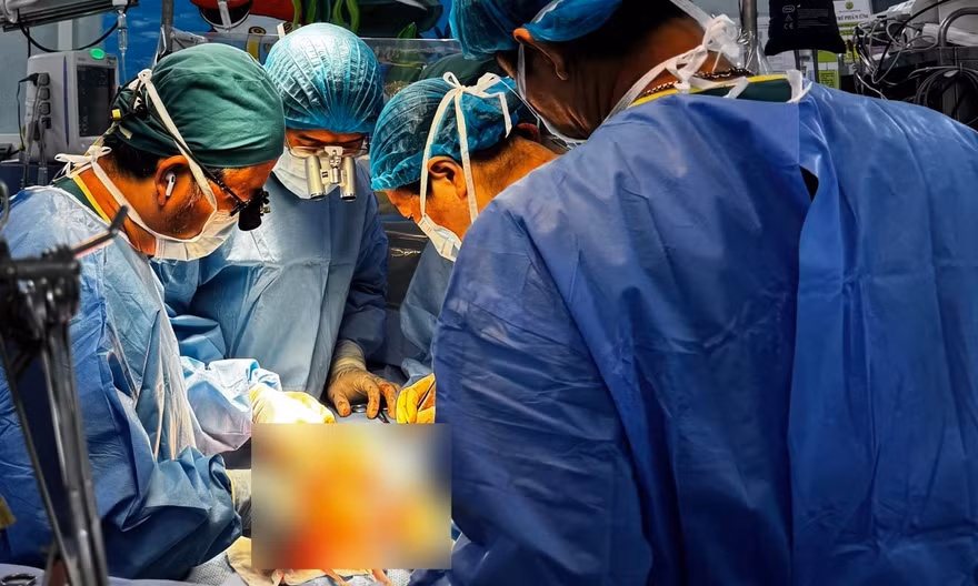 Vỡ tinh hoàn sau khi bị đá trúng vùng kín