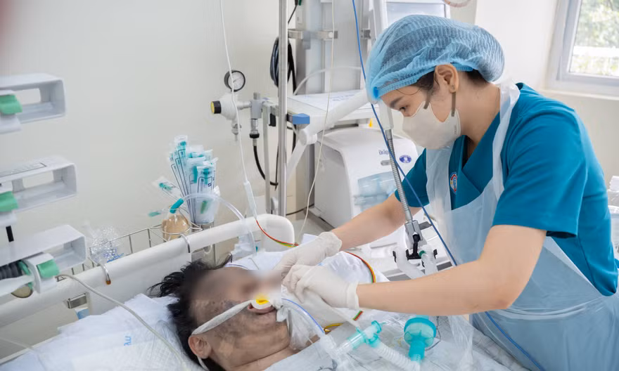 Tình trạng sức khỏe 4 nạn nhân trong vụ cháy lớn lúc rạng sáng ở TPHCM