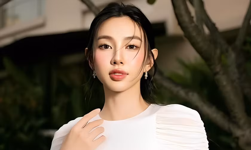 Emoura Phạm nhắc tên Thùy Tiên