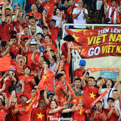 90 phút từ thót tim đến vỡ òa cùng tuyển Việt Nam
