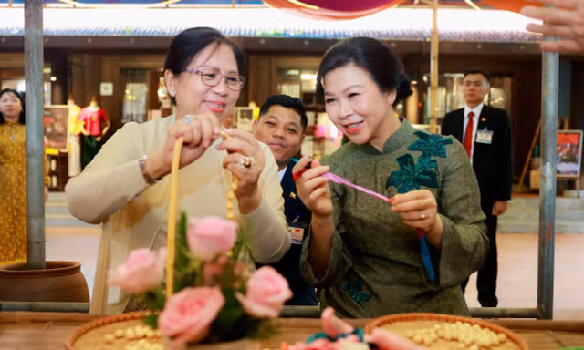 Phu nhân Tổng Bí thư, Chủ tịch nước Tô Lâm cùng phu nhân Tổng thống Myanmar thăm làng lụa Vạn Phúc 