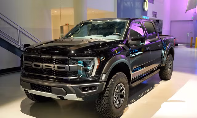 Xe tải Ford và bài kiểm tra ngoại giao đầu tiên của nữ Thủ tướng Nhật Bản