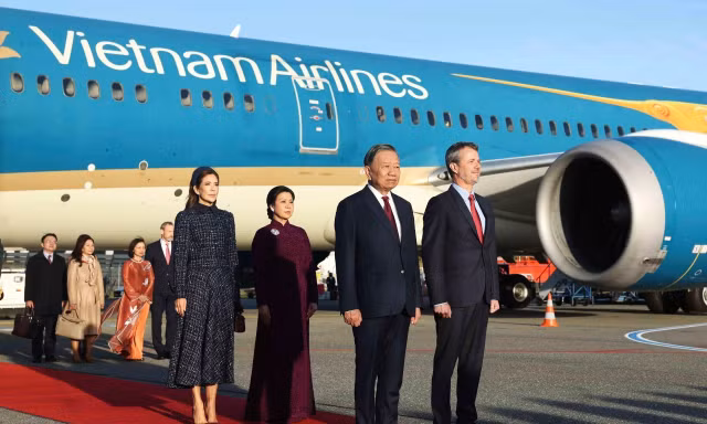 Nhà vua và Hoàng hậu Đan Mạch đón Tổng Bí thư, Chủ tịch nước và Phu nhân tại chân cầu thang máy bay