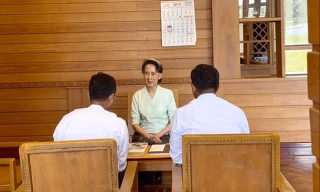 Myanmar công bố ảnh hiếm của bà Aung San Suu Kyi khi nhận sách từ Vua Charles III