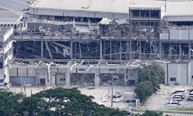 ‘Tái sinh’ sau 10 năm, trung tâm thương mại Nhật Bản lại sụp đổ trong động đất