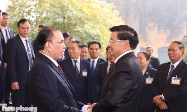Tổng Bí thư, Chủ tịch nước Lào thăm nguyên Tổng Bí thư Nông Đức Mạnh