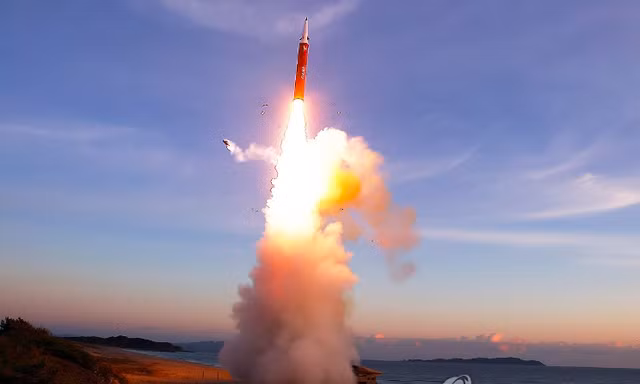 Triều Tiên khoe tên lửa có khả năng vươn tới Mỹ khi Tổng thống Trump phát tín hiệu gặp gỡ