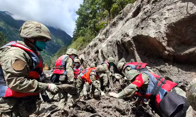 Đội cứu hộ Trung Quốc bàng hoàng khi tới vùng lũ quét trên Himalaya