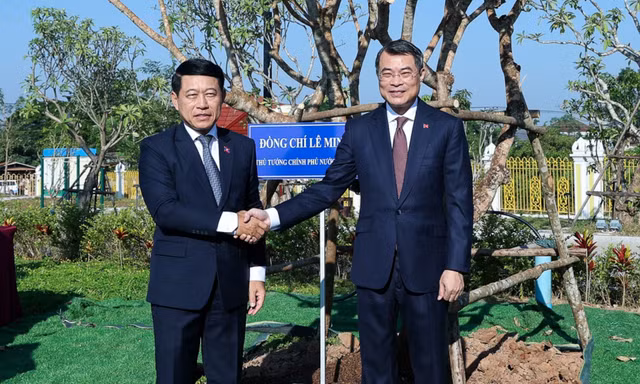 Việt Nam cùng Lào, Campuchia ký kết, trao gần 40 văn kiện hợp tác trong 2 ngày