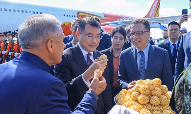 Thủ tướng Lê Minh Hưng thưởng thức bánh mì muối, kẹo trắc-trắc tại lễ đón ở sân bay Kazan