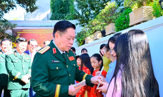 Đại tướng Nguyễn Trọng Nghĩa thăm Đại sứ quán Việt Nam tại Algeria