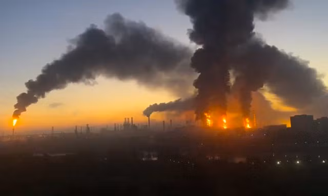 Ukraine tuyên bố làm tê liệt hơn nửa công suất lọc dầu của Nga