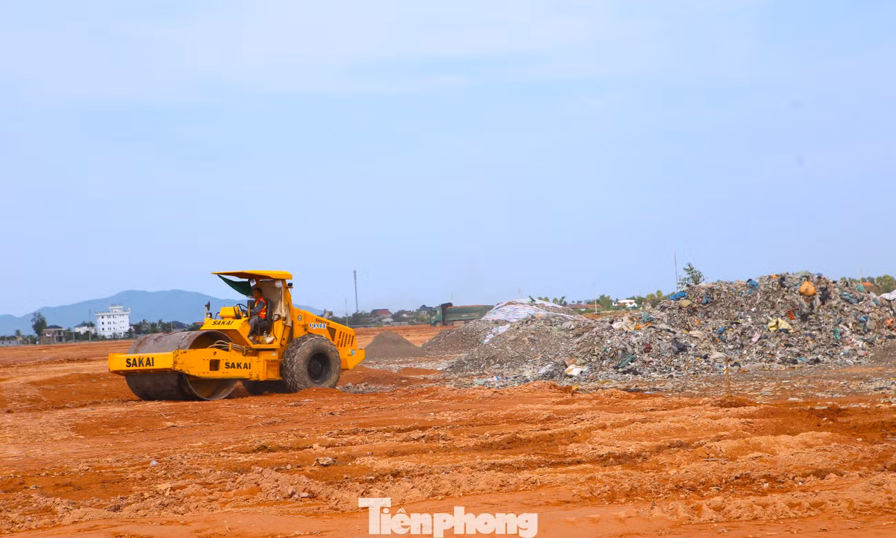 Hàng nghìn tấn rác phát lộ tại dự án khu công nghiệp 1.500 tỷ: Xử lý thế nào?