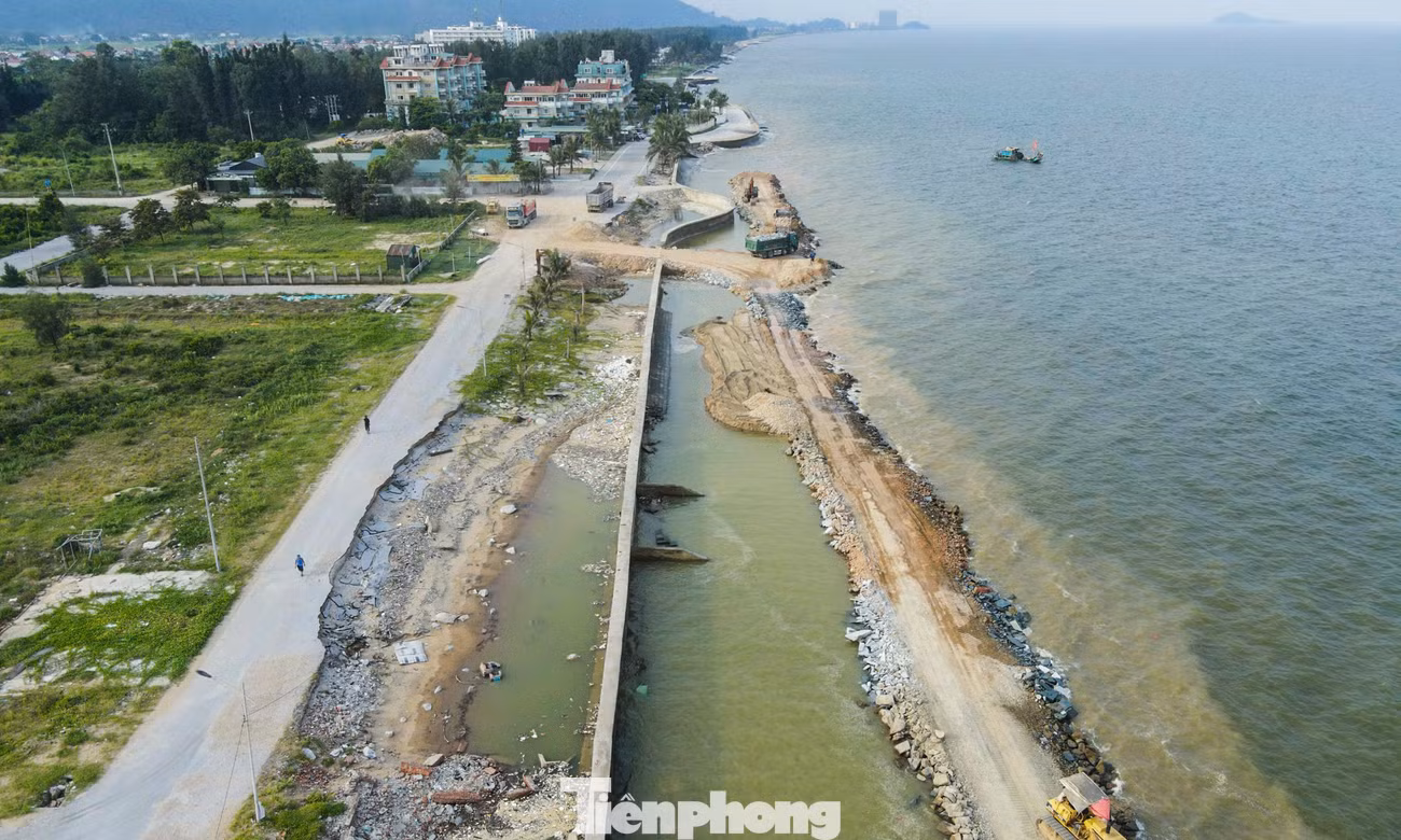 Lo ‘mất bãi tắm’ khi xây kè trăm tỷ, lãnh đạo địa phương giải đáp thế nào?