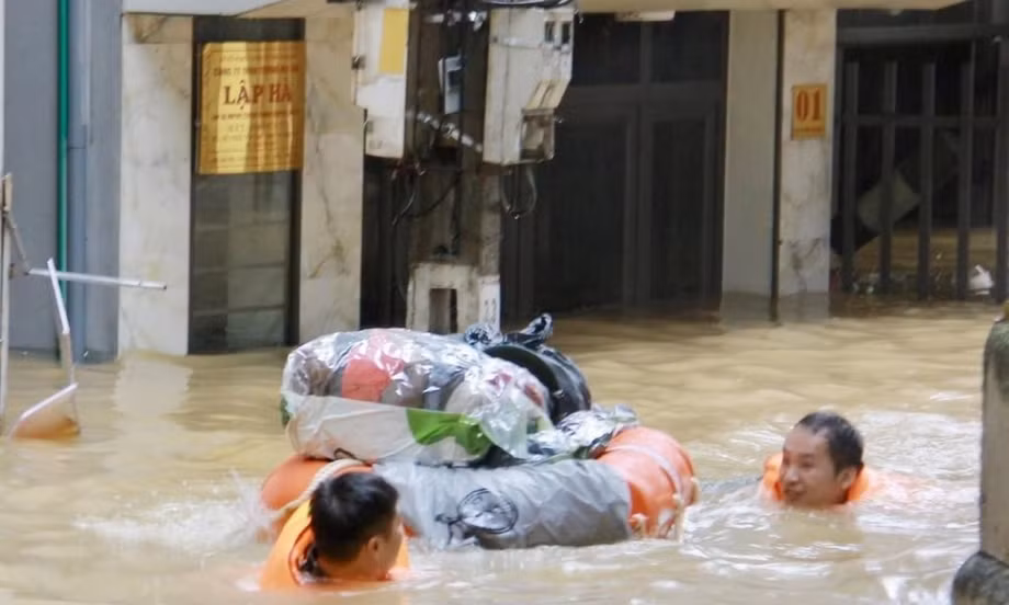 Nhà ngập đến mái, người dân Lạng Sơn được hỗ trợ để di tản