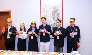 Hành trình đỏ và bữa tiệc sinh nhật đặc biệt ở Bắc Kinh