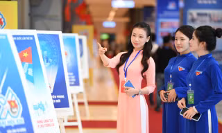 Ấn tượng triển lãm 'Chuyến tàu tiến vào kỷ nguyên mới' tại Đại hội Đoàn XIII