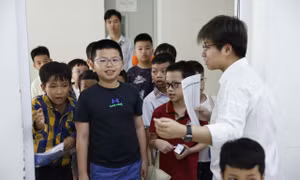 Những chiến binh 'nhí' hào hứng với AIMO