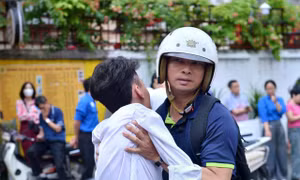 Thí sinh đặc biệt, 12 năm đến trường bằng đôi chân của cha