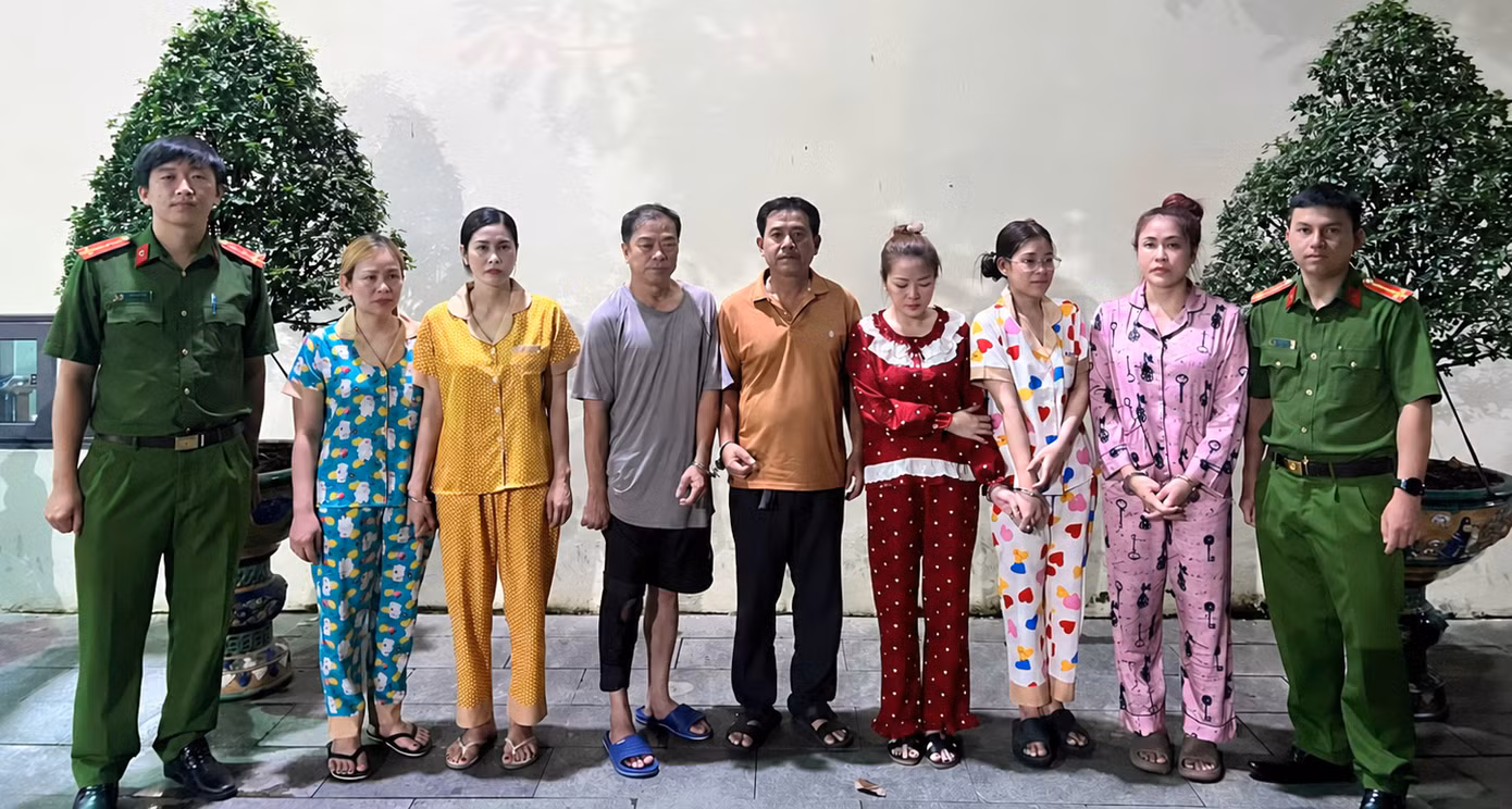 doi-hinh-chin-nguoi-truoc-tuong-kem.png