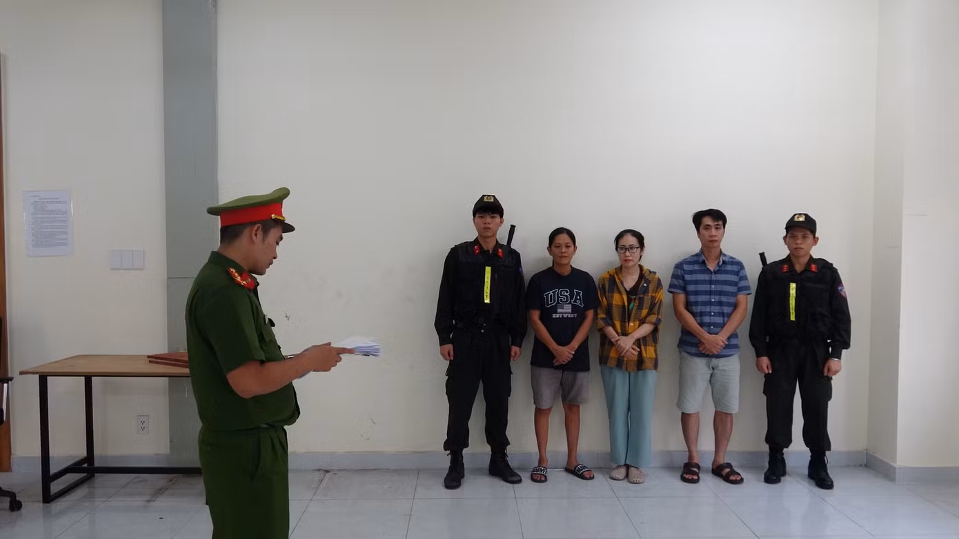 tu-trai-qua-vo-thi-thu-oanh-tang-thi-my-hoa-tang-hoang-vinh.jpg