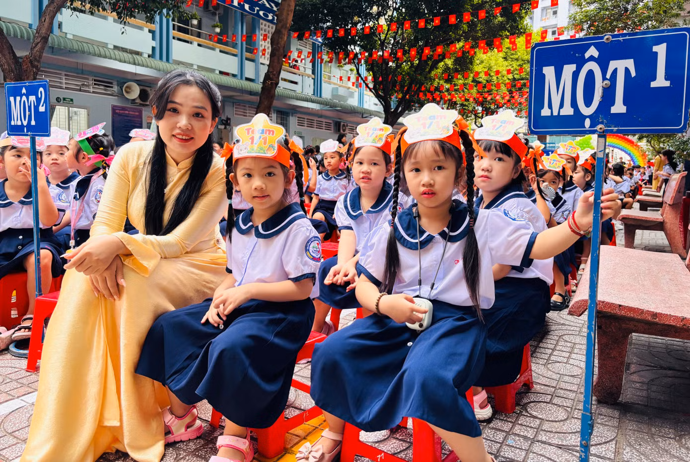 Cô Trần Thị Ngọc Hoa - giáo viên chủ nhiệm lớp 1/1 cùng học Trường Tiểu học Hạnh Thông, TPHCM trước giờ khai giảng chính thức.