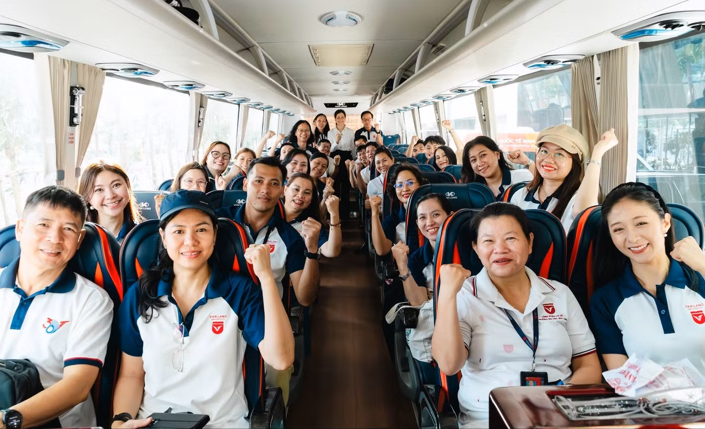 Cán bộ coi thi Trường Đại học Văn Lang tự tin trước khi lên đường.