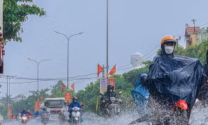 Đà Nẵng, Cà Mau bất ngờ hứng mưa rất lớn