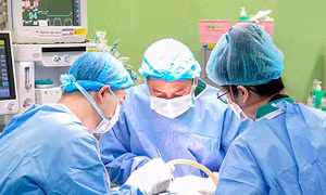 48 giờ sinh tử của bé gái 2 tuổi có khối u khổng lồ