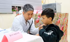 TS. Nguyễn Thành Nam, Giám đốc Trung tâm Nhi khoa (Bệnh viện Bạch Mai) khám bệnh nhi.