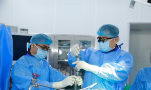 Ba công nghệ tiên tiến nâng tầm phẫu thuật cột sống