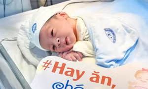 Lộc xuân trong vòng tay blouse trắng