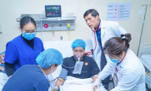 Kích hoạt báo động đỏ cấp cứu 15 nạn nhân vụ cháy nhà 3 tầng ở Hà Nội