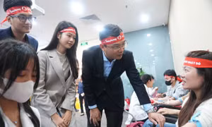 Nhà phân phối và nhân viên Công ty Amway hăng hái hiến máu Ngày Chủ Nhật Đỏ