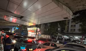Hà Nội: Đường phố thành sông, học sinh lội nước 4 tiếng vẫn chưa về đến nhà